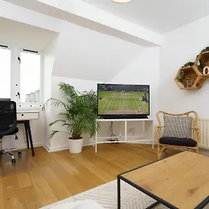  Apartment Lovely In Victoria Park Village United Kingdom